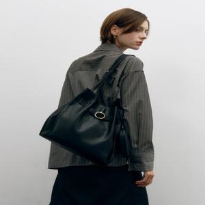 JABA5F051BK[BRETT] 브렛 블랙 가죽 버클 디테일 숄더백 L 14인치노트북수납가능