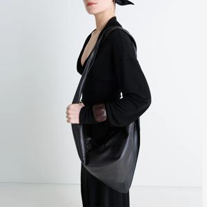 25FW  스몰 스카프 숄더백 샤이니 나파 레더 블랙 다크 초콜릿 BG0188 LL0075 MU096