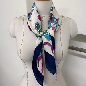 [애슬릿] 플라워 패턴 정사각 미니 쁘띠 스카프