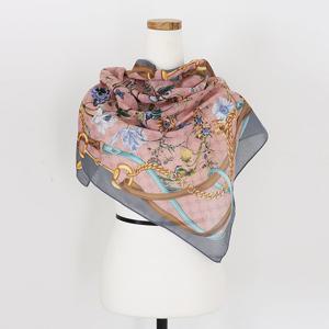 샵앤) 25FW 신상 국산 여성 꽃나비 미니 사각 스카프 DRN-WSC-0877-그레이