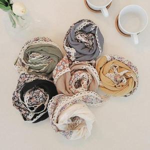 [옷자락] 여자 간절기 플라워 레이스 배색 삼각 스카프 머플러