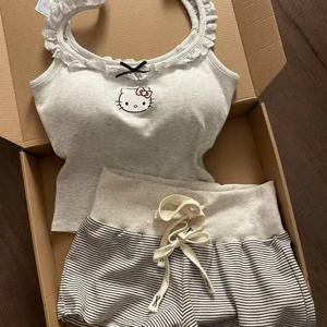 가슴 패드가있는 새로운 스타일 헬로 키티 멜빵 잠옷 반바지 정장 Sanrio 소녀 학생 가정 의류 SummerPrint Stripes Cute