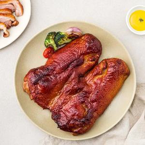 훈제오리 통마리 900gx1팩 훈연하여 담백 부드러우면서 쫄깃한 식감! 한마리 통째로 푸짐하게~