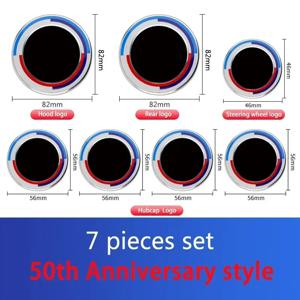 자동차 50 주년 기념 로고 프론트 후드 엠블럼 82mm + 후면 배지 74mm + 휠 허브 캡 68mm + 56mm 스티어링 휠 스티커 45mm 모든 BMW 용