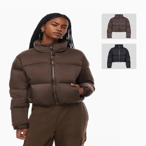 아리치아 TNA 블랙 및 다크 브라운 삼중 패널 숏 다운 재킷 화이트 덕 다운 스탠드 칼라 및 숨겨진 후드 포함