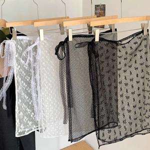 커튼 커버가 있는 레이스 드레스는 앞치마, 하프 스커트, 시스루 플로럴 패턴과 함께 레이어드룩을 연출합니다.