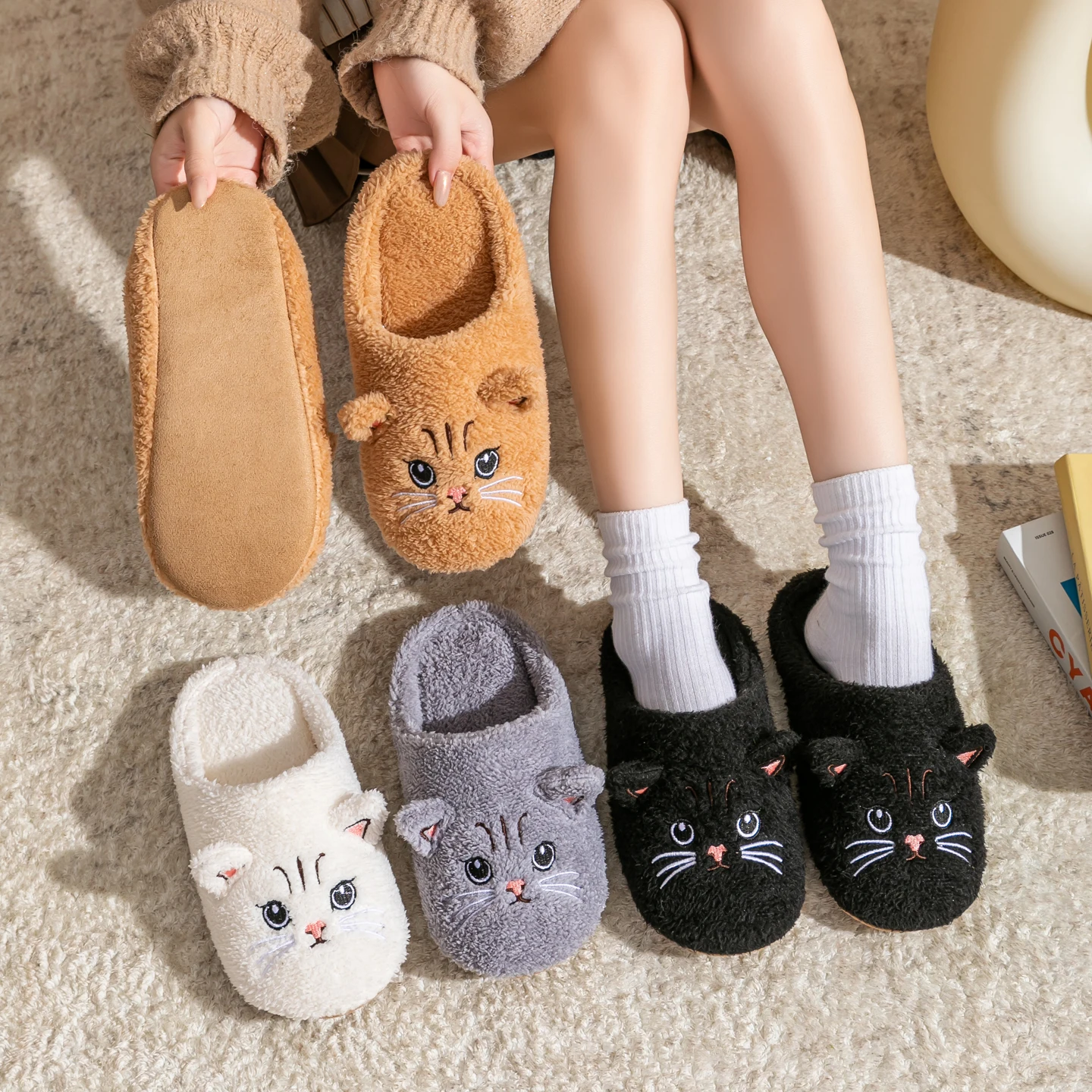 귀여운 고양이 디자인 플러시 숙녀 슬리퍼 가을, 겨울 실내 바닥 미끄럼 방지 부드러운 바닥 남여를위한 편안한 따뜻한 홈 신발