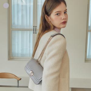 ORLINA G로고 체인 미니 크로스바디 플랩 백 HO4A3A27