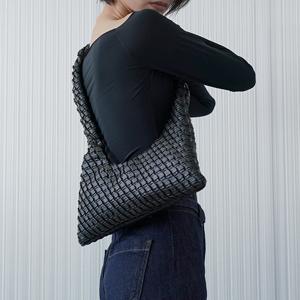 텍스쳐드 호보 백 스몰 크로스 블랙