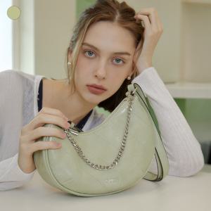 [게스] 에이미 AMYS 체인 반달 크로스바디백 HP2A3A02