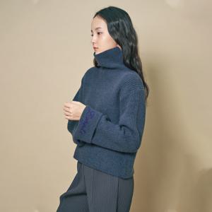 [최초가 99000원] 자수 슬리브 터틀넥 니트_LKTSW123003