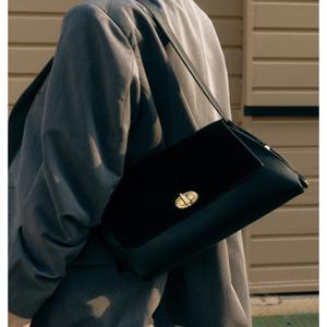 [AUBE] 블랙 가죽 스웨이드콤비 오브 장식 숄더백 M JABA5F901