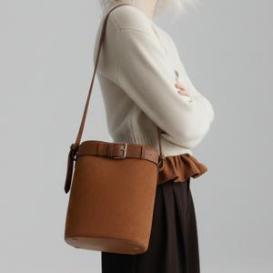스웨이드 숄더백 원통 버킷백 가을 겨울 데일리 세무 가방 M1322970