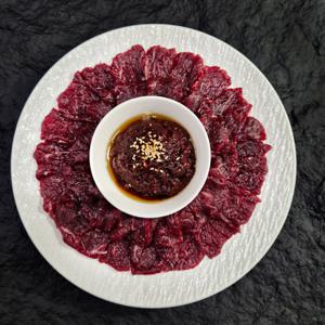 새롬한우 당일도축 한우 육사시미 120g250g 생고기 당일작업 대구 뭉티기 수제양념장+참기름증정