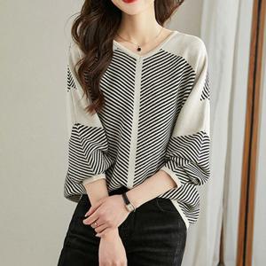 KNMAT 멋쟁이 여성 스트라이프 니트 티 7부 벌룬 스트라이프 간절기 스트라이프 브이넥 춘추 여성 긴팔티셔