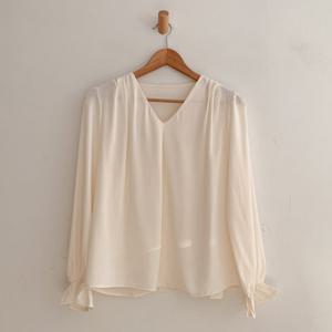 샵앤) 봄신상 여성 V넥 셔링 오피스룩 정장 블라우스 SIU-WBL-4097-베이지