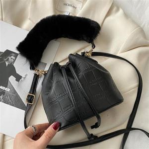 보들보들 밍크퍼 손잡이 미니 크로스 버킷백