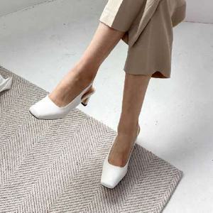 [블루피오레] 앞코 스퀘어 슬링백 미들힐 BFS741