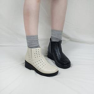 [디아슈즈] 로사 펀칭 소가죽 밴딩 스티치 키높이 통굽 앵클부츠 6cm