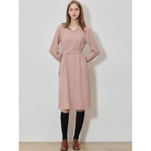 [쉬즈미스][쉬즈미스(SHESMISS)] 클래시컬 오픈 카라 벨티드 원피스 (택가격 318000원)