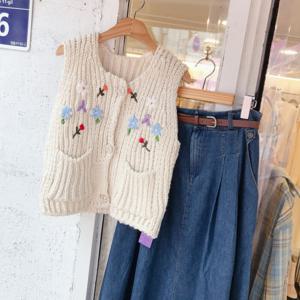 보블리에 / 빈티지 러블리 플라워 폼폼 자수 뜨개 니트 조끼