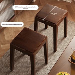 원목 사각 스툴은 쌓을 수 있는 가정용 거실 스툴 식탁 스툴 나무 벤치입니다.