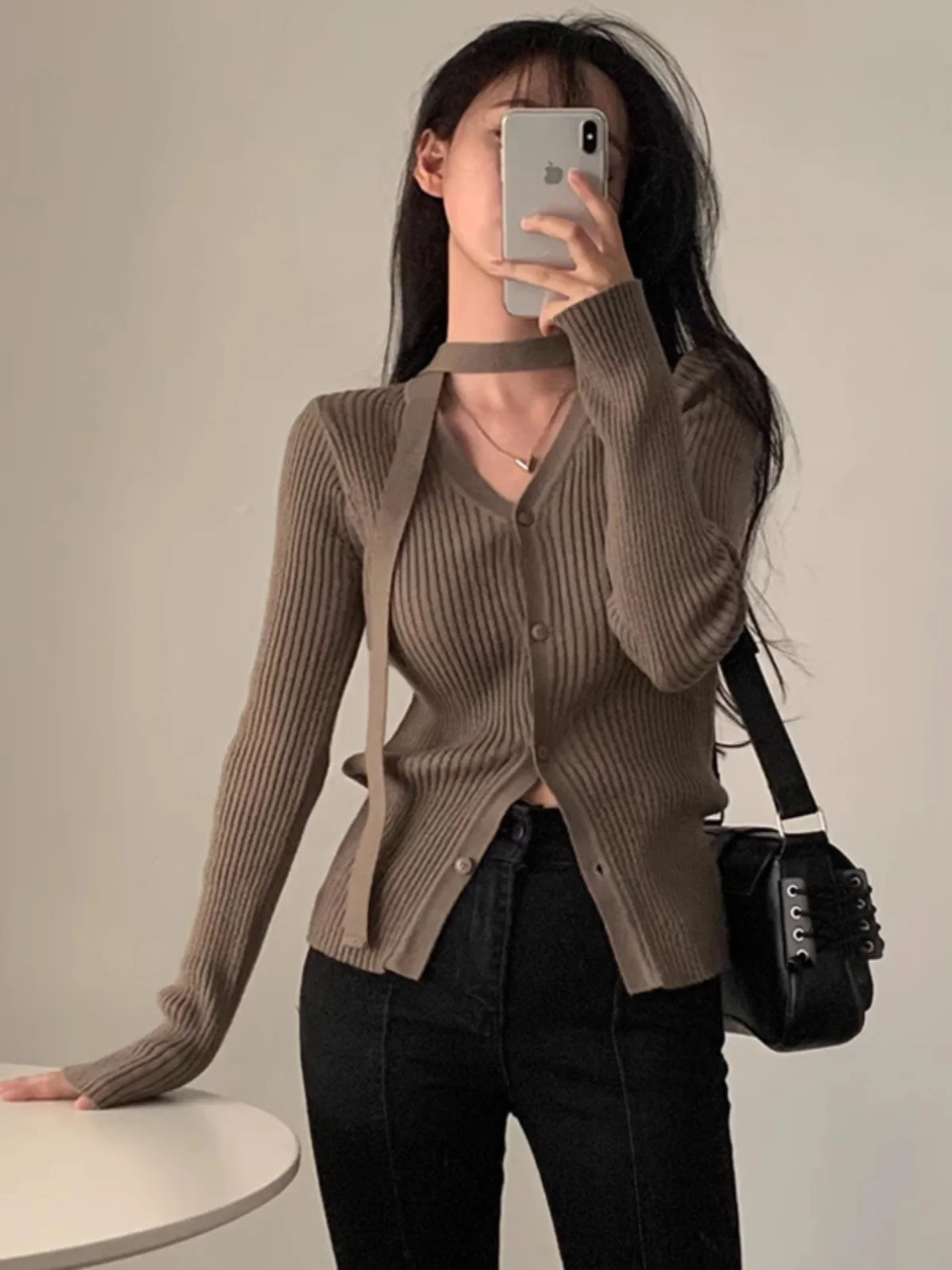 긴 소매 니트 스웨터 여성용 봄 순수한 매력 스타일 브이넥 단추 하나 슬림 핏 홀터넥 탑