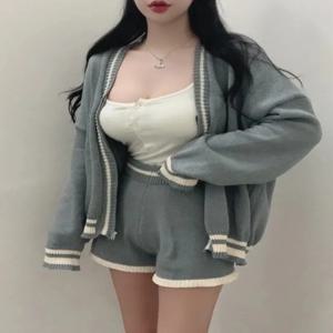 가을 신상 여성 니트 캐주얼 두꺼운 스웨터 코트와 반바지 투피스 세트, 패셔너블하고 다재다능하며 나이를 잊게 하는