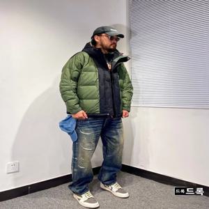 젊은 감각의 패션 퀼팅 다운 재킷 후드 자수 패치워크 컬러 프린트 지퍼 클로저 오리털 패딩 코트 남성용