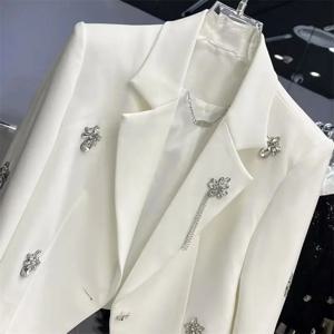 2025 봄 여성 롱 슬리브 수트 숏 코트 디자인 감각 중공업 다이아몬드 스터드 비즈 와이드 숄더 불규칙 수트