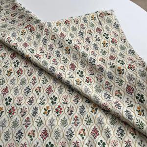 생생한 식물에서 영감을 받은 패턴을 선보이는 부드러운 통기성 면 원단으로 의류 디자인 퀼팅 및 홈 장식에 적합합니다.