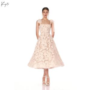 교토 맞춤형 오프화이트 밀크 레이스 플라워 웨딩 드레스 보우 스트랩 티 길이 베스티도스 드 노체 A라인 민소매 정장 가운