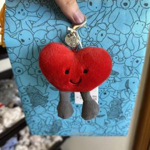 새로운 젤리 펀 태그 레드 러브 키체인 귀여운 키체인 가방 펜던트 액세서리 인형 펜던트 소녀와 여성들을 위한 휴일 선물.