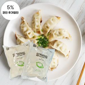 (식판사) 엄지식품 알찬 교자만두 1.35kg x 2개 바삭하게 구워서 간장 소스나 초간장에 찍어 드시면 맛이 끝내줍니다.