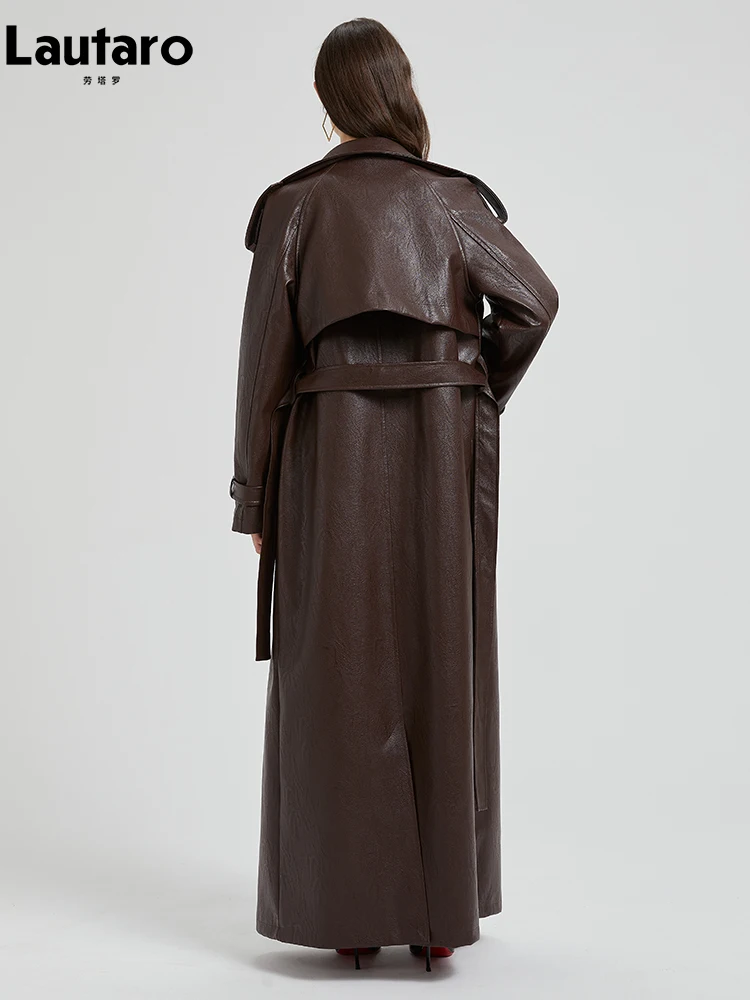 Lautaro 봄 가을 여분의 긴 갈색 Pu 가죽 트렌치 코트 여성용 새시 럭셔리 세련된 오버 코트 활주로 유럽 패션 2024
