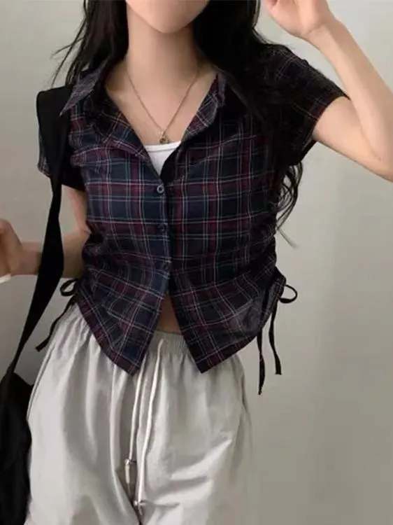 시크한 여름 빈티지 스타일의 다용도 턴다운 칼라 작은 단추 측면 주름 디자인의 짧은 체크무늬 셔츠 여성용 탑 출퇴근 스타일 슬림 핏 반팔 폴로 칼라