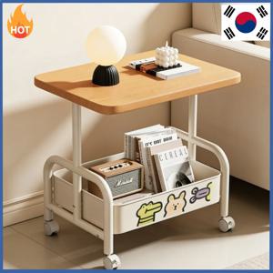    롤링 노트북 책상 및 수납 테이블 - 바구니가 있는 이중층 이동식 스탠드, 소파 사이드 테이블이나 침실 침대 옆 테이블로 완벽함