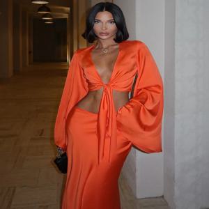 Huhugirl 세트 여성 패션 섹시한 streetwear 솔리드 ​​플레어 슬리브 딥 v 넥 트랙 슈트 (탑 + 롱 스커트) 매칭 2 조각 여성