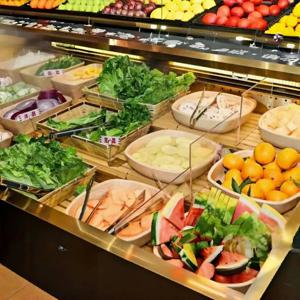 샴페인 골드 마감 디스플레이 냉장고 - 뷔페에서 스시와 신선한 해산물을 강조하기에 이상적