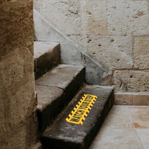 4개입 미끄럼 방지 안전 스티커 대담한 글씨 노란색 검은색 위험 경고 표지 실내외 보행로용