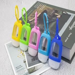 실리콘 향수 케이스, 야외 휴대용 실리콘 손 소독제 케이스, 자동차 향수 케이스에 향수를 넣습니다.