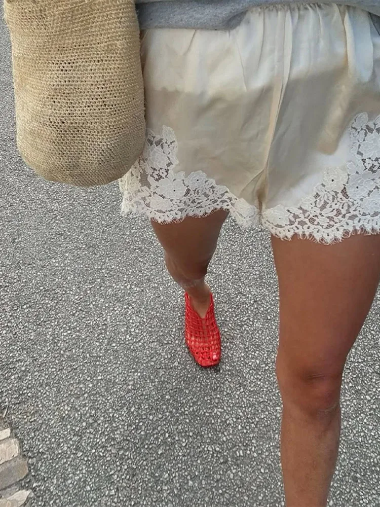 여성 레이스 프릴 솔리드 화이트 반바지 2025 여름 가을 패션 스위트 새틴 여성 짧은 바지 휴가 해변 레이디 의류 ﻿