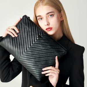 [최초가 219,000원] 소가죽 V 퀼팅 체인 클러치백 H16H511 3color