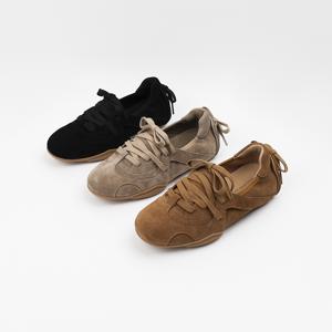 신난다슈 여성 스니커즈 운동화 3cm 플랫 슈즈 단화 소가죽 스웨이드 MRO257238