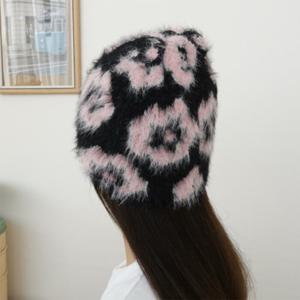 [브리치] 옷자락 / 여성 플라워 배색 보송 털 니트 비니 겨울 모자