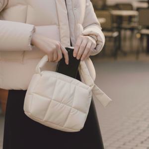 패딩 미니 토트백 가벼운 퀼팅 손가방 겨울 데일리 가방 미니백 D310654