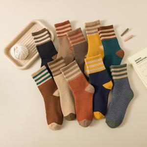 두툼하고 따뜻한 스트라이프 여성 패션양말 중목 학생 긴 양말 겨울 가을 기모