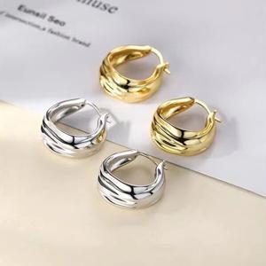 S925 물결처럼 부드러운 곡선의 웨이브 볼륨 피어싱 귀걸이