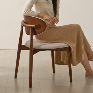 고무나무 원목 식탁 의자 월넛 아쿠아텍스 패브릭 쿠션 인테리어 카페 디자인 체어 아패르