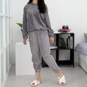 추운 겨울철 따스한 여성 수면 잠옷 플리스 그레이